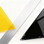 Comparativa visual de materiales para rotulación exterior: muestras geométricas de PVC amarillo, aluminio gris plata y metacrilato negro transparente de Container Visual.