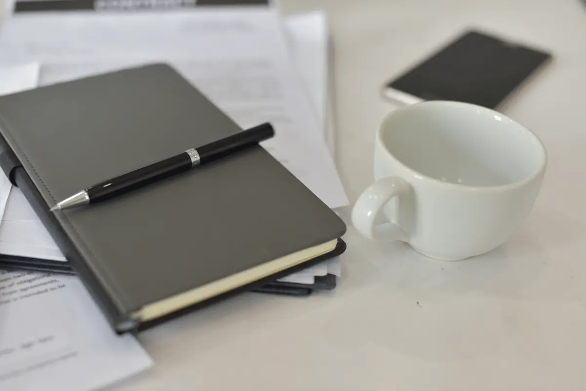 high-angle-view-coffee-cup-table material sobrante de una acción promocional